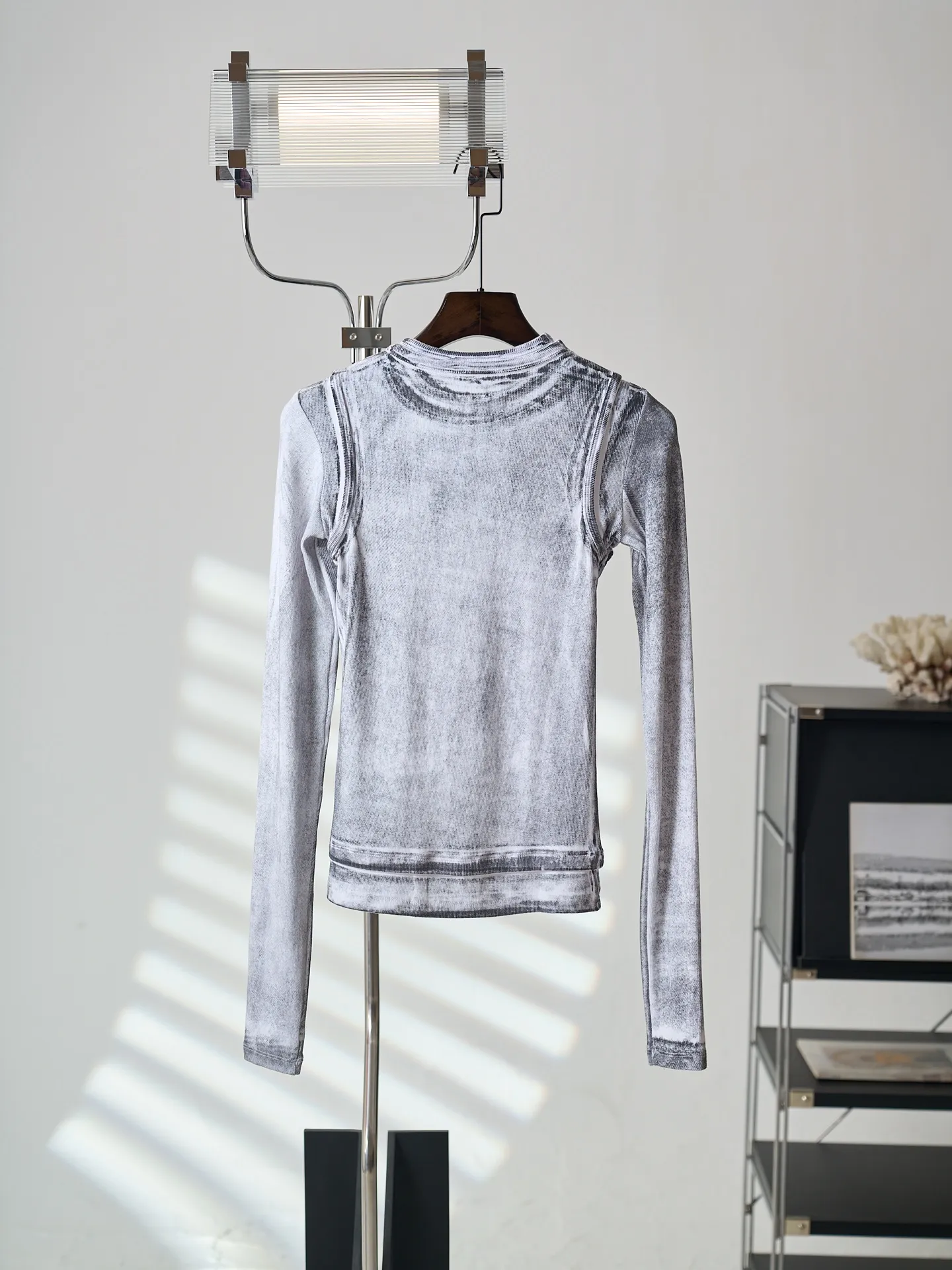 [Real product hanging] Acne Studios fake two-piece logo printed long-sleeved T-shirt (women) [In Stock] S M L custom sand-washed stretch rib knit, light, smooth, comfortable and Breathable. The cold-toned smoky white comes with a cool nubuck texture buff, the charcoal ink texture is diffused, and the plain gray layers form its own style. The iconic Acne Studios logo print is placed in the center of the chest to strengthen the visual memory point. The 3D mottled print that spreads randomly creates a contrast between movement and static, creating a hazy mottled atmosphere where reality and reality are intertwined. The neat and narrow long sleeves extend the arm lines, the small stand-up collar design modifies the neck contour, and the just-right length increases the waistline proportion and outlines a smooth hourglass figure. Tailored to shape curves, the body shape is naturally elegant. 1. Digital inkjet etching printing technology uses micron-level fine ink dots to be sprayed in an irregular and dispersed manner. The ink dots are embedded between the yarns along the vertical grooves of the threads, and the virtual and real colors are interlaced to create a natural replica of the messy and mottled texture worn by vintage clothing for many years. 2. Enzyme washing treatment: The fabrics have been fermented and washed to give them a better feel and texture. They are not easy to deform, shrink or fade. They maintain long-term beauty and fit.